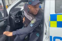 Suspenden agente policial que roci&oacute; gas pimienta y desenfund&oacute; su arma frente a periodistas en SDE