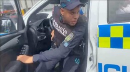 Suspenden agente policial que roci&oacute; gas pimienta y desenfund&oacute; su arma frente a periodistas en SDE