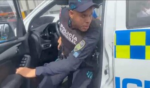 Suspenden agente policial que roci&oacute; gas pimienta y desenfund&oacute; su arma frente a periodistas en SDE