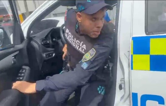 Suspenden agente policial que roci&oacute; gas pimienta y desenfund&oacute; su arma frente a periodistas en SDE