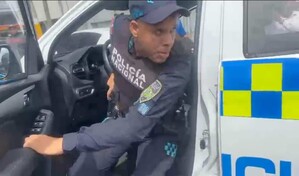 Polic&iacute;a abusador: soba pistola y lanza gas pimienta a periodistas que cubr&iacute;an caso de abuso infantil