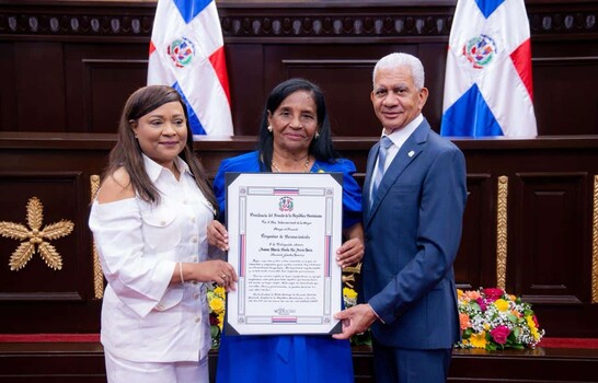 El Senado reconoce a 32 mujeres por su liderazgo y aportes al desarrollo del pa&iacute;s