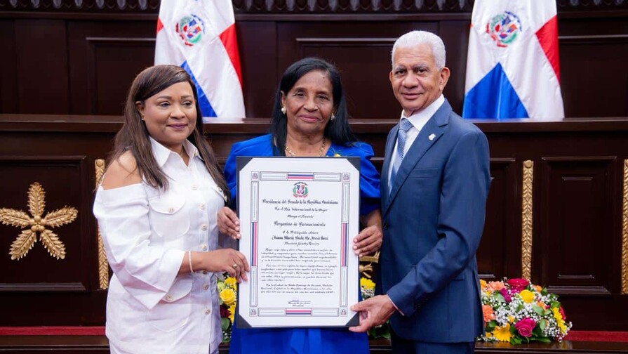 El Senado reconoce a 32 mujeres por su liderazgo y aportes al desarrollo del pa&iacute;s