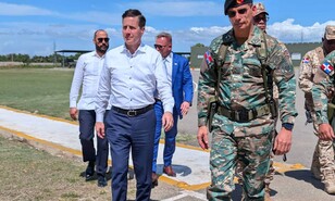 Senador de EE. UU. recorre el muro fronterizo en Dajab&oacute;n y promete apoyo a la seguridad