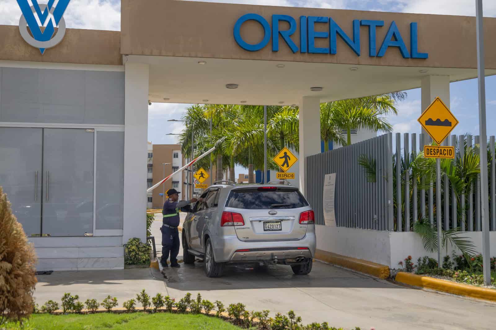 Vigilante solicita documento a un conductor antes de permitir el acceso al Residencial Villa Oriental, donde se aplica control de entrada para residentes y visitantes.