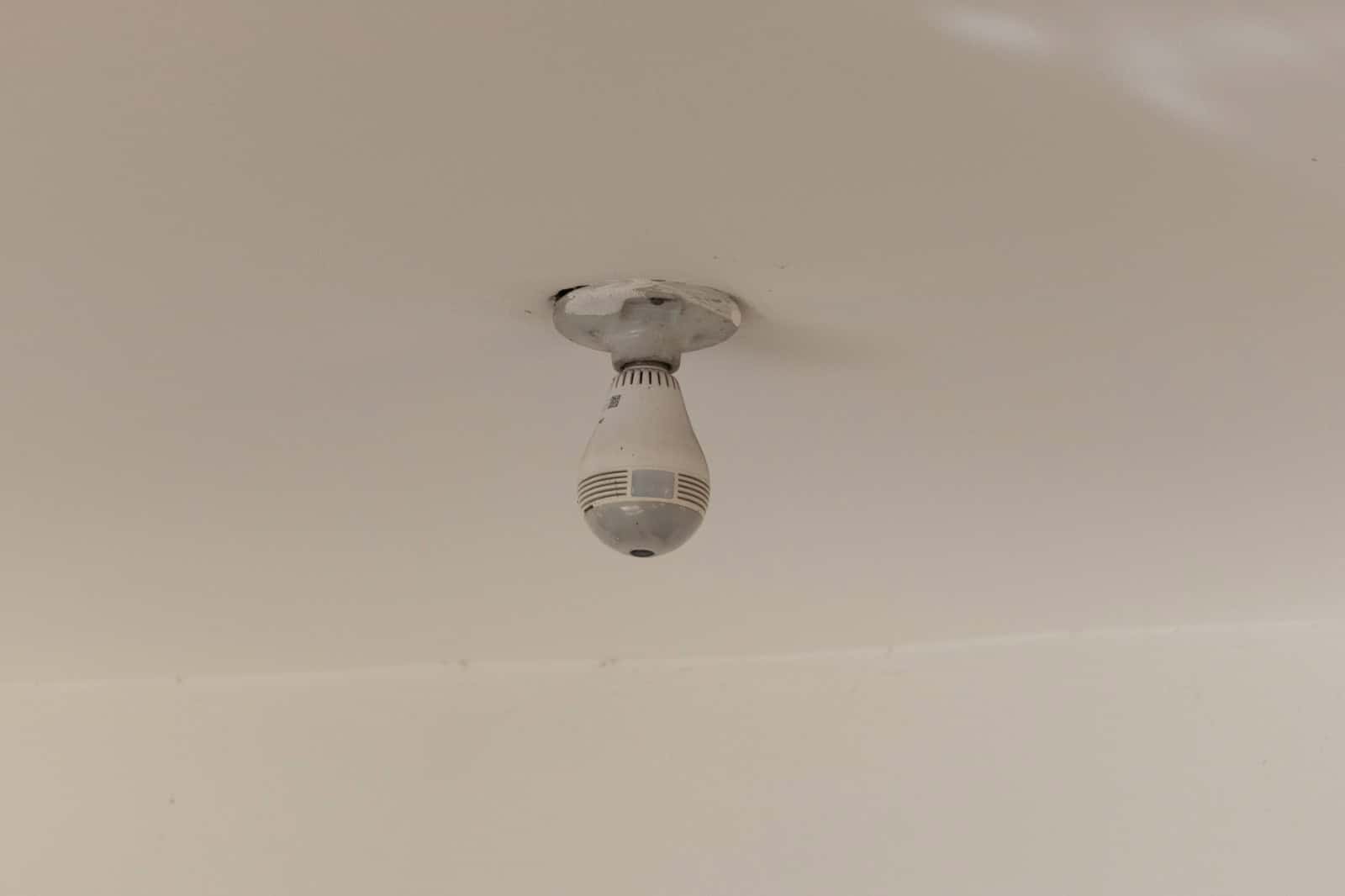 Bombillo con cámara de seguridad instalado en una vivienda.