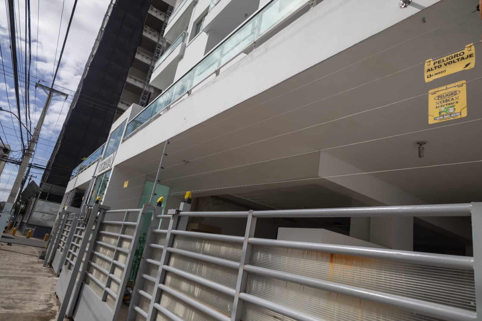 Cerca eléctrica instalada en un edificio residencial del Distrito Nacional, una medida de seguridad cada vez más común.