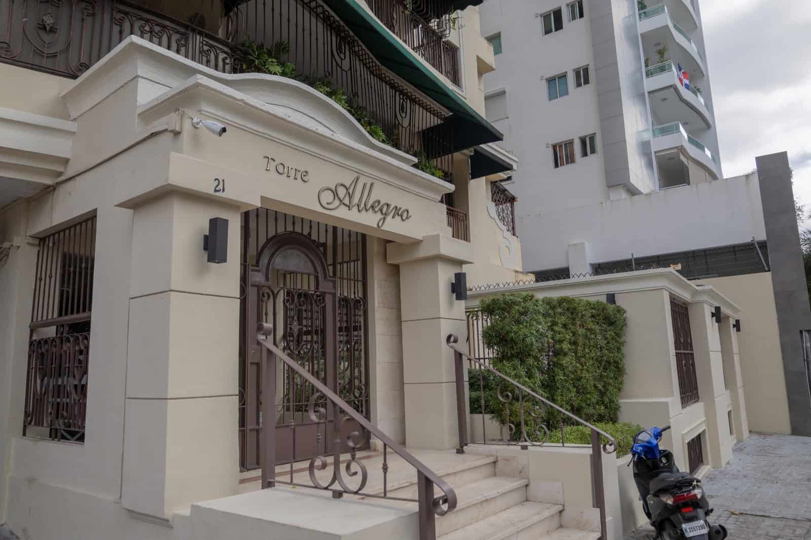 Cámara de seguridad instalada en una torre residencial del Distrito Nacional como parte de las medidas de vigilancia del edificio.