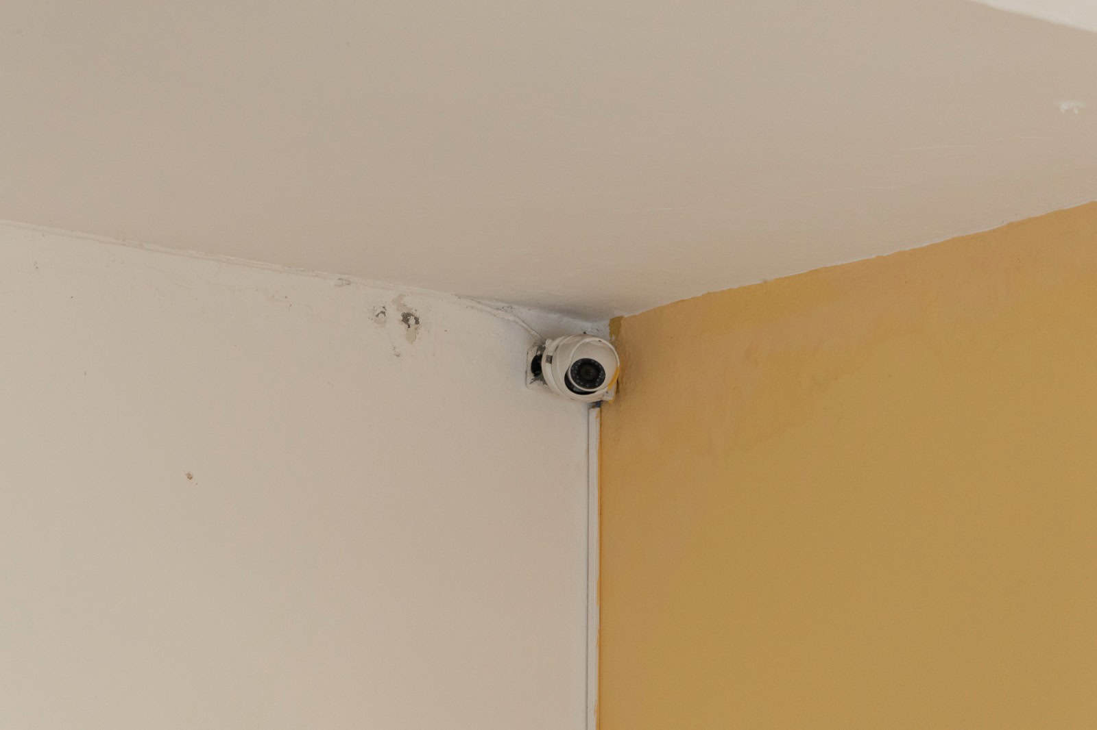 Cámara de seguridad instalada en una vivienda del ensanche Ozama, en Santo Domingo Este, como parte de las medidas adoptadas por residentes ante la preocupación por la delincuencia.