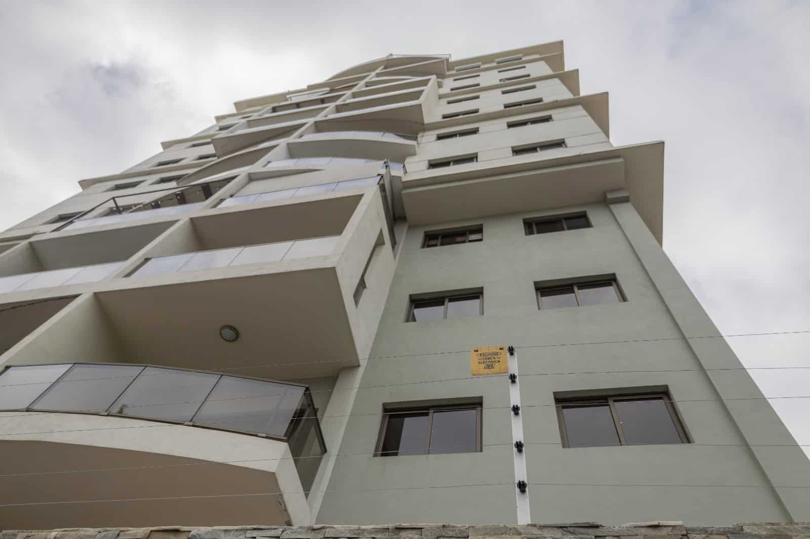 Mallas instaladas en los balcones del edificio Leonardo, junto a cercas eléctricas en el perímetro.