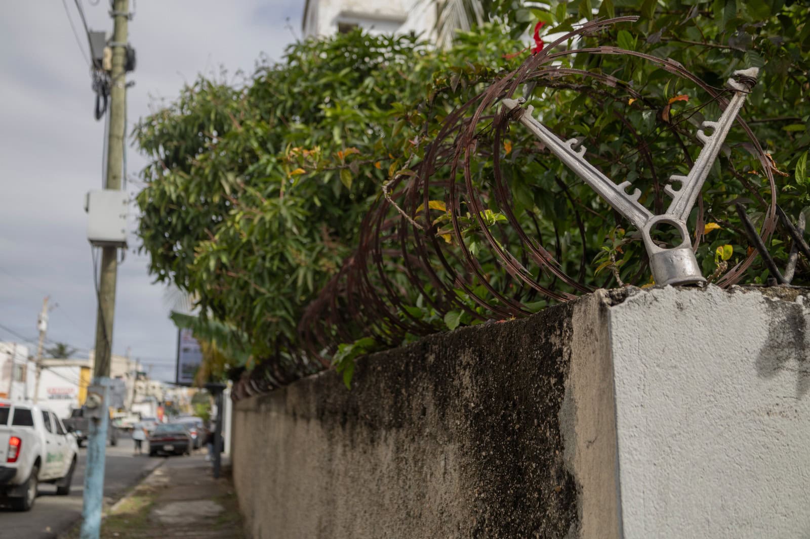 Alambre de seguridad colocado sobre un muro como mecanismo de protección en viviendas.