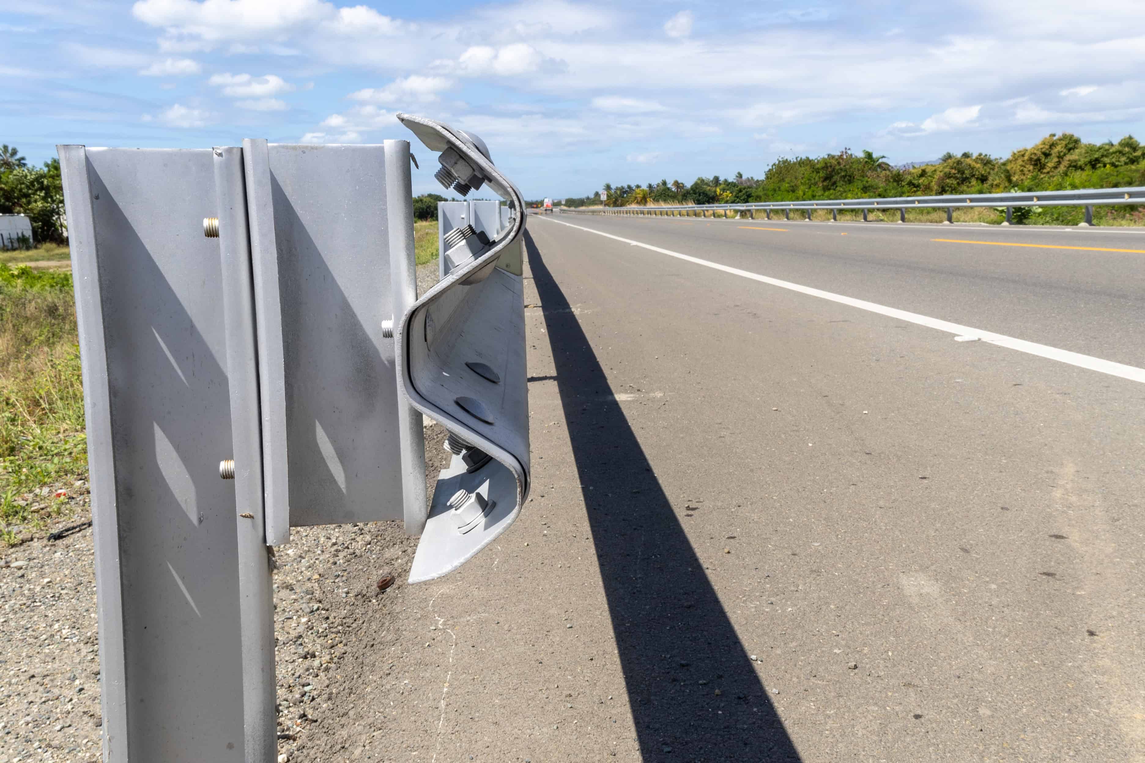 La terminación con filo de la baranda indica que fue cortada para un acceso ilegal.