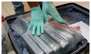 Arrestan a hombre acusado de transportar 13 paquetes de coca&iacute;na en La Altagracia