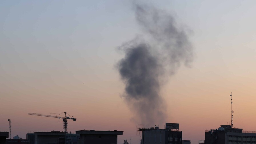 Israel bombardea Teherán en el octavo día de la guerra