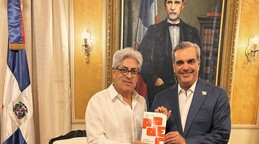 Desde su asesor hasta escritores: Abinader y las 22 naturalizaciones privilegiadas de su gesti&oacute;n