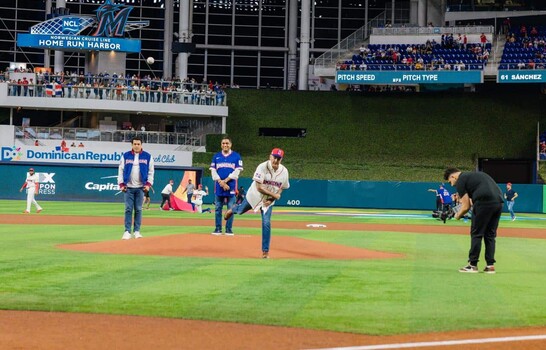 Abinader asiste a juego inaugural de RD en Cl&aacute;sico Mundial de B&eacute;isbol en Miami