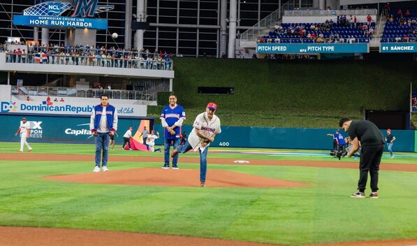 Abinader asiste a juego inaugural de RD en Cl&aacute;sico Mundial de B&eacute;isbol en Miami