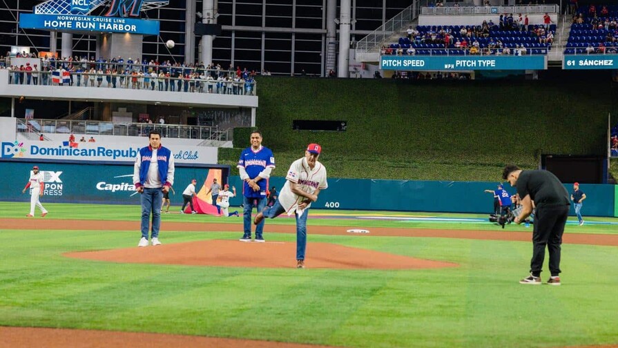 Abinader asiste a juego inaugural de RD en Cl&aacute;sico Mundial de B&eacute;isbol en Miami