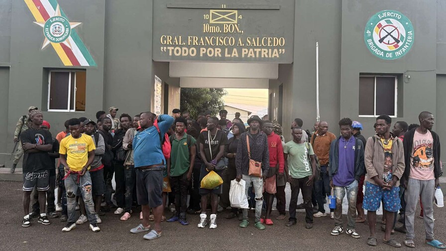 Detienen a 39 haitianos indocumentados durante operativo en Montecristi Detienen a 39 haitianos indocumentados durante operativo en Montecristi