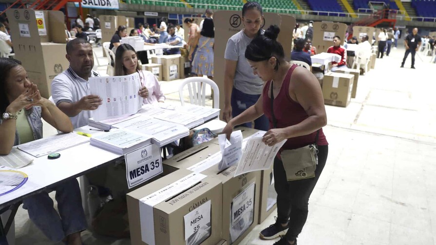 Colombia elige Congreso antes de presidenciales con la derecha al acecho del poder