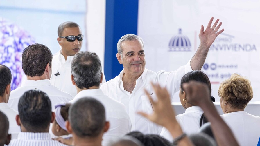 Abinader y la pol&iacute;tica de cercan&iacute;a: de encuentros con barberos a clases en liceos