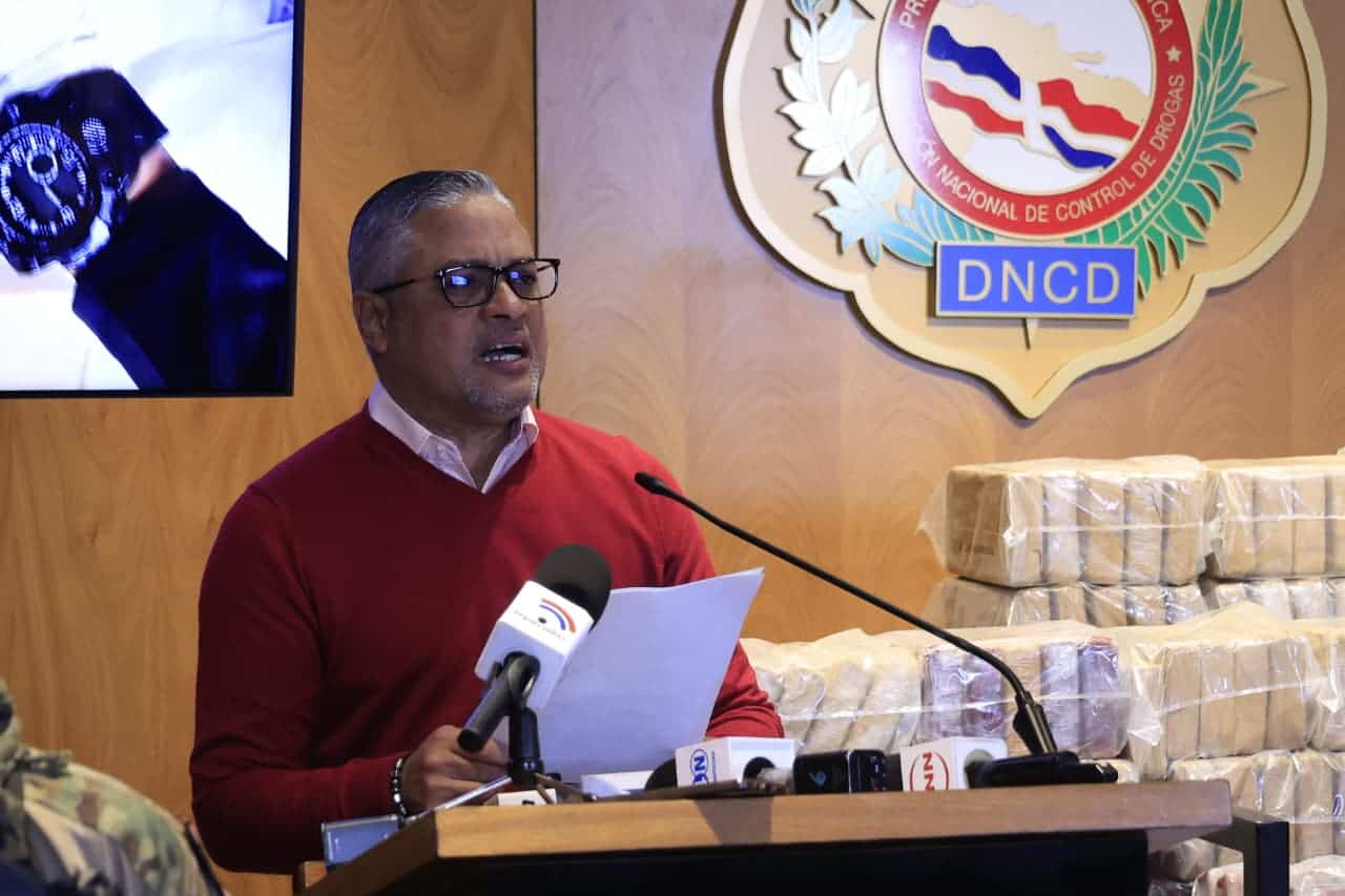 El vocero de la Dirección Nacional de Control de Drogas (DNCD), Carlos Devers, ofrece detalles sobre la incautación de 700 paquetes de presunta cocaína en el Puerto Multimodal Caucedo, en Boca Chica.