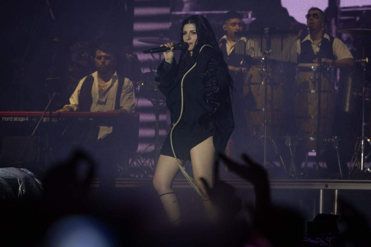 La cantante argentina Cazzu durante su presentaci&oacute;n en la d&eacute;cima edici&oacute;n del festival Isle of Light, celebrada en Santo Domingo.