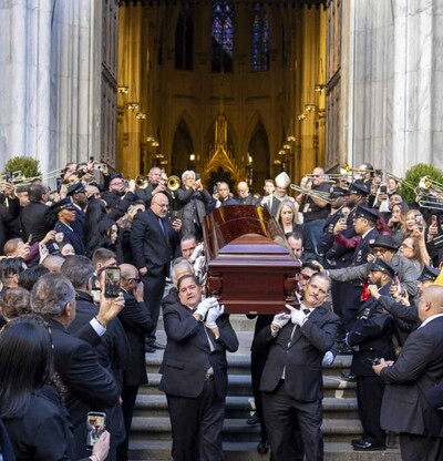 El &uacute;ltimo adi&oacute;s a Willie Col&oacute;n se vive entre aplausos y salsa en Nueva York