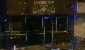 Ataque a tiros en centro de diversi&oacute;n de SDE deja una mujer muerta y cinco heridos