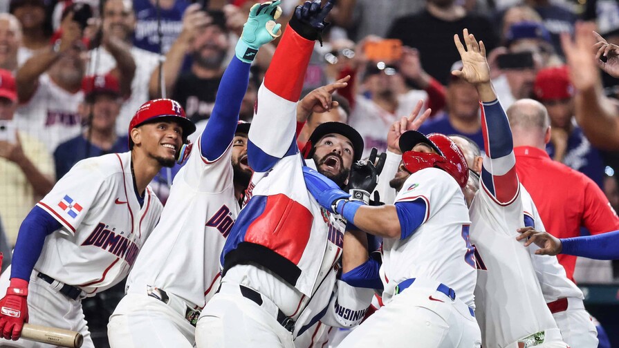 Albert Pujols no se distrae, Jones expresa impotencia ante los bates de RD Albert Pujols no se distrae, Jones expresa impotencia ante los bates de RD