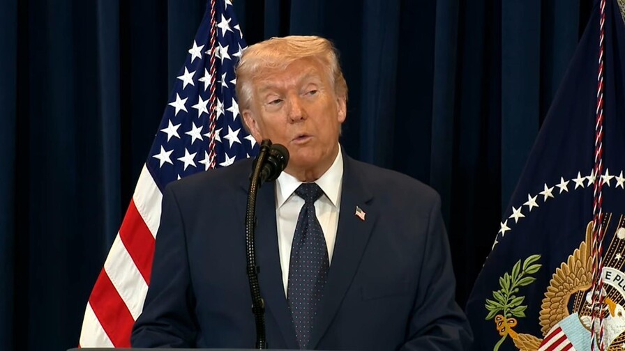 Trump anuncia suspensi&oacute;n temporal de sanciones petroleras para reducir precios