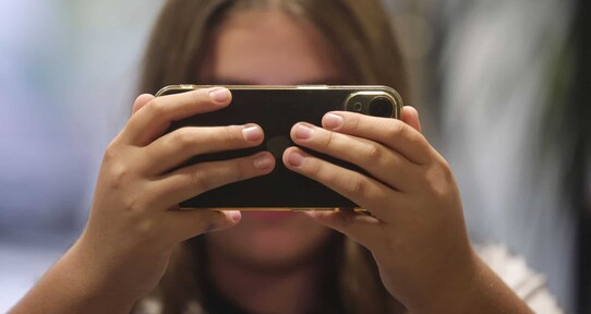 Una revisi&oacute;n de estudios relaciona el uso de pantallas con problemas mentales y sociales