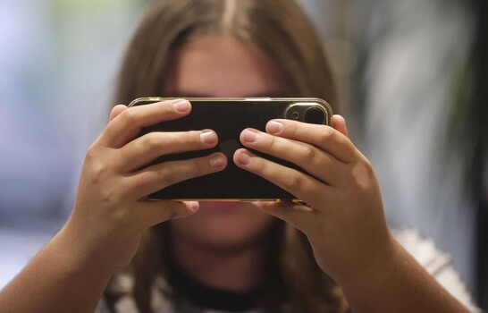 Una revisi&oacute;n de estudios relaciona el uso de pantallas con problemas mentales y sociales