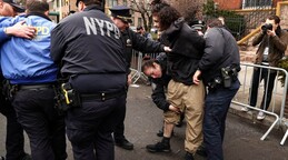 Arresto de dos dominicanos en El Bronx termina en forcejeo con polic&iacute;as