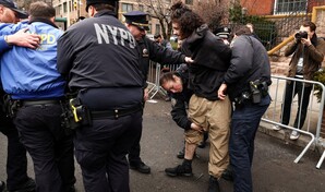 Acusan de terrorismo a dos detenidos por lanzamiento de explosivo en protesta en Nueva York