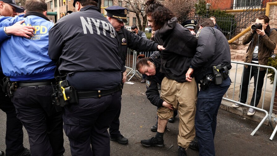 Acusan de terrorismo a dos detenidos por lanzamiento de explosivo en protesta en Nueva York