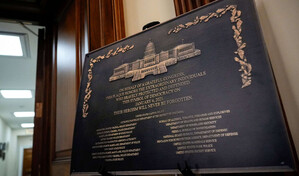 Instalan en Capitolio placa en honor a polic&iacute;as que enfrentaron el asalto del 6 de enero