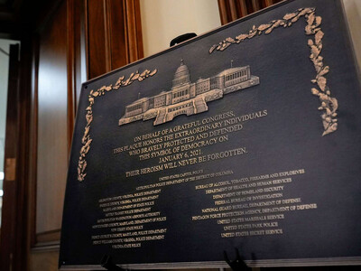 Instalan placa por policías del asalto al Capitolio