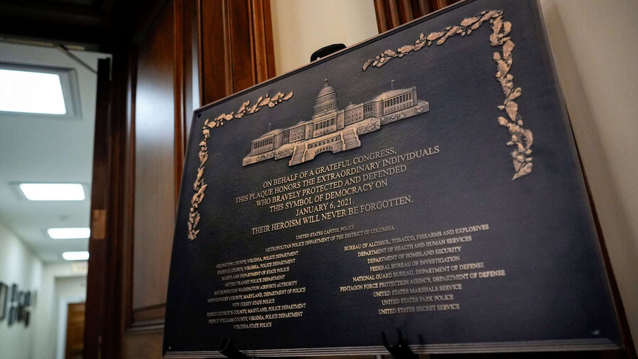Instalan en Capitolio placa en honor a polic&iacute;as que enfrentaron el asalto del 6 de enero
