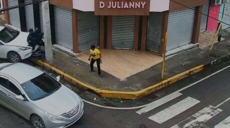 Polic&iacute;a identifica a los dos hombres embestidos por conductor tras asalto a mujer en Santiago