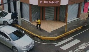 Hombre estrella su veh&iacute;culo contra asaltantes: usuarios proponen recolectar para ayudar en reparaci&oacute;n