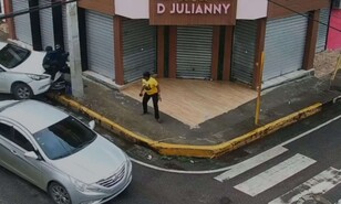 Hombre estrella su veh&iacute;culo contra asaltantes: usuarios proponen recolectar para ayudar en reparaci&oacute;n