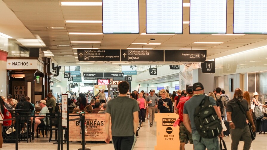 Largas filas y retrasos en aeropuertos de EE. UU. por cierre del Departamento de Seguridad Nacional
