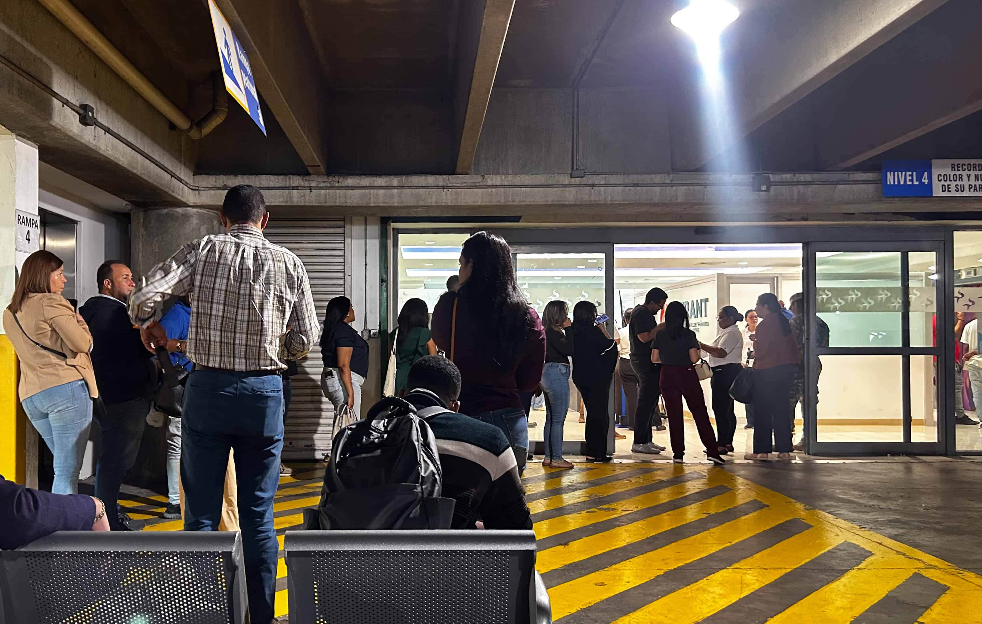 En el Multicentro Churchill la fila era larga ayer martes durante todo el día.