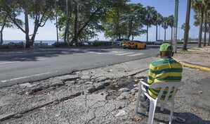 Bad&eacute;n destruido en la calle San Ger&oacute;nimo pone en peligro a conductores