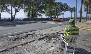 Bad&eacute;n destruido en la calle San Ger&oacute;nimo pone en peligro a conductores