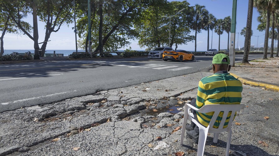 Bad&eacute;n destruido en la calle San Ger&oacute;nimo pone en peligro a conductores