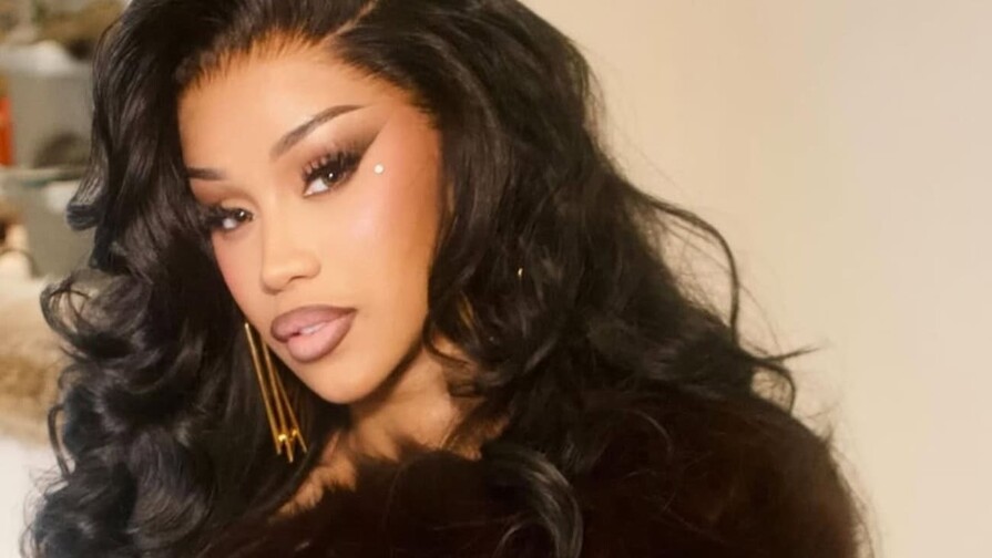 La rapera Cardi B celebra su éxito en Denver y visita a su familia en Castañuelas