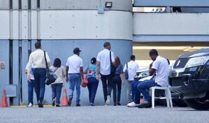 Los empleados p&uacute;blicos trabajan cuatro horas menos y cobran m&aacute;s