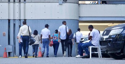 Los empleados p&uacute;blicos trabajan cuatro horas menos y cobran m&aacute;s